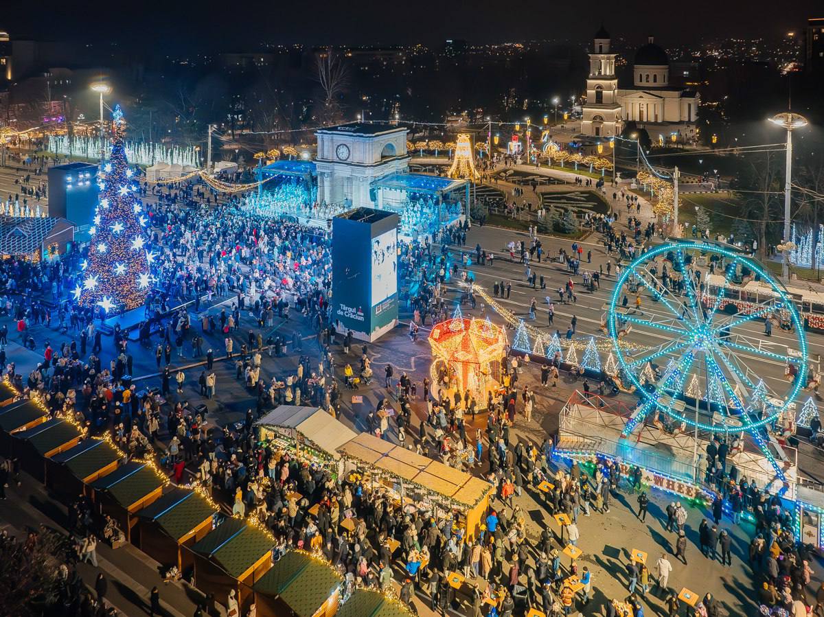 Atmosferă de sărbătoare la Chișinău. În PMAN a fost inaugurat pomul de Crăciun și târgul dedicat sărbătorilor de iarnă