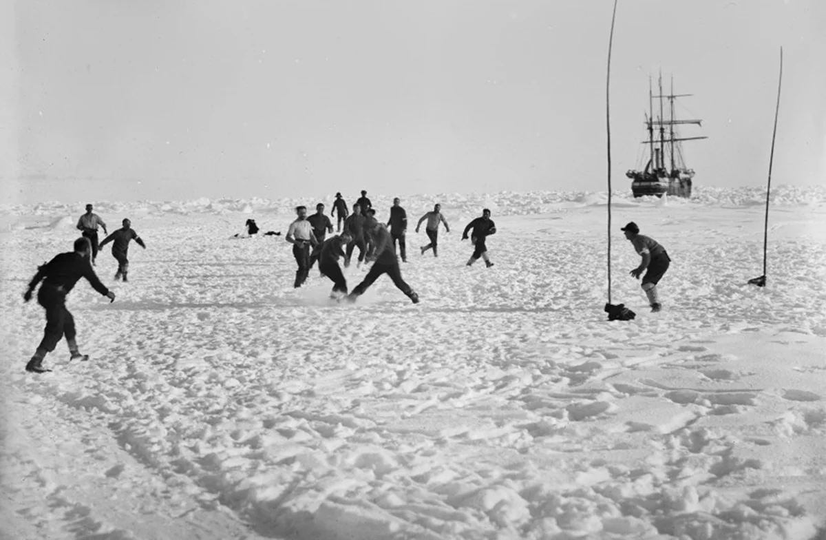 Echipajul lui Shackleton în timp ce se joacă pe gheață