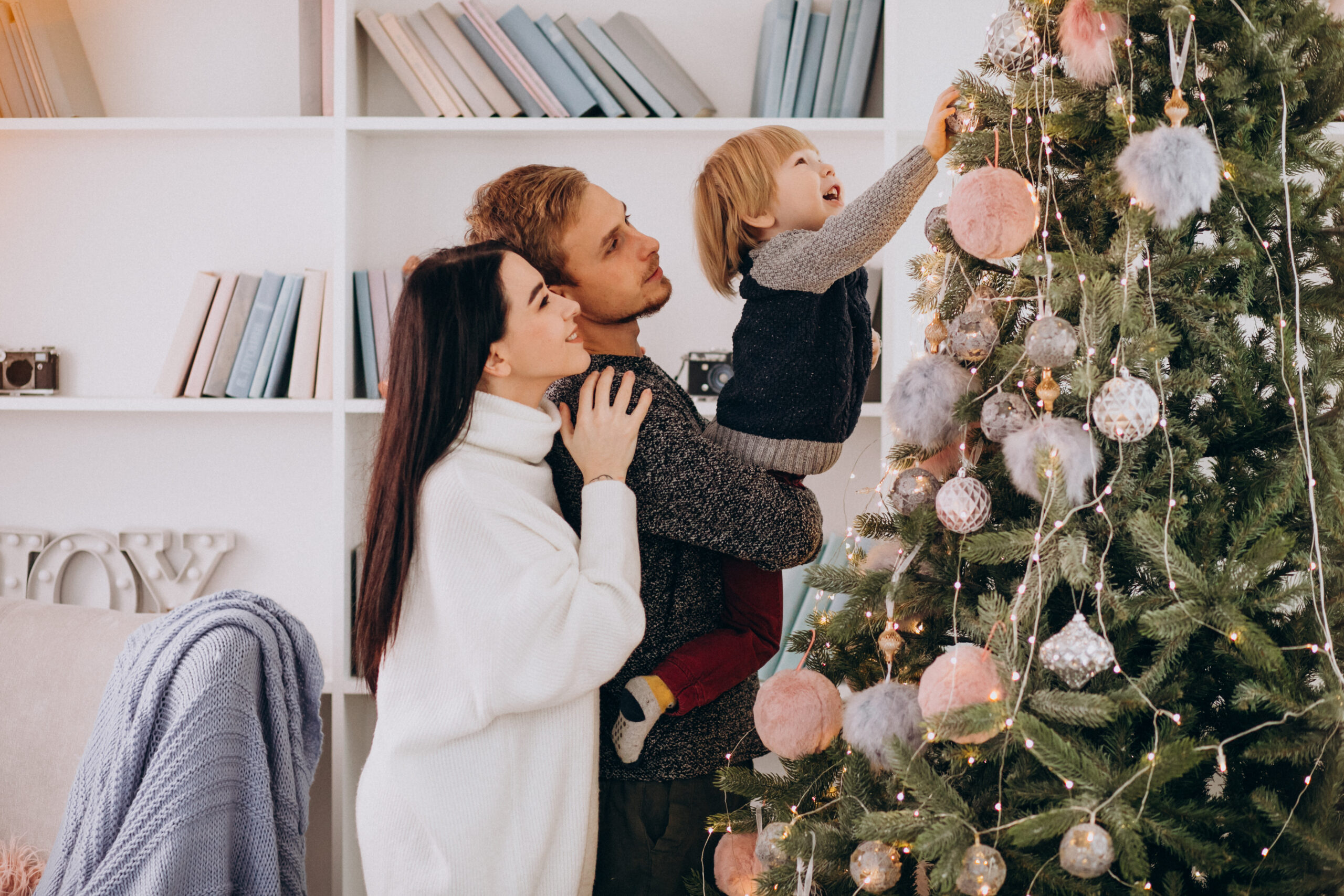 Decorarea bradului de Crăciun în familie