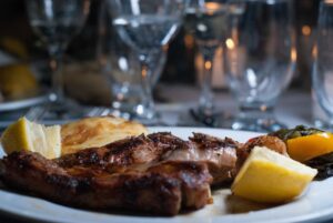 Strămoșii noștri nu mâncau trei mese pe zi. Cum au evoluat obiceiurile noastre alimentare