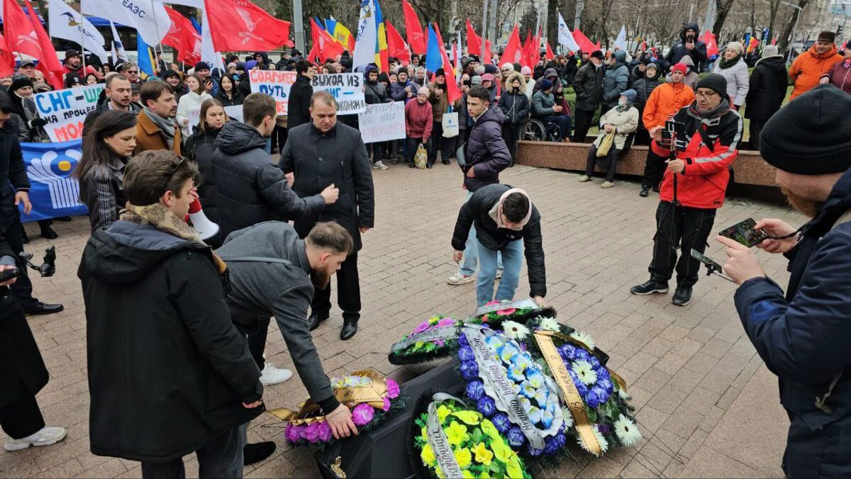 Omul lui Șor, cunoscut pentru protestele cu sicrie și coroane funerare, scapă de pedeapsă