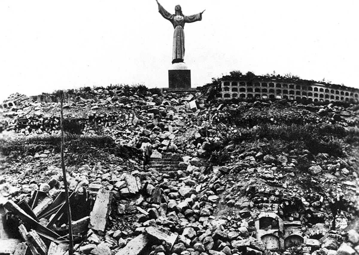 Statuia lui Hristos de pe Cemetery Hill, cu vedere spre Yungay. După avalanșă, mulți oameni s-au refugiat aici