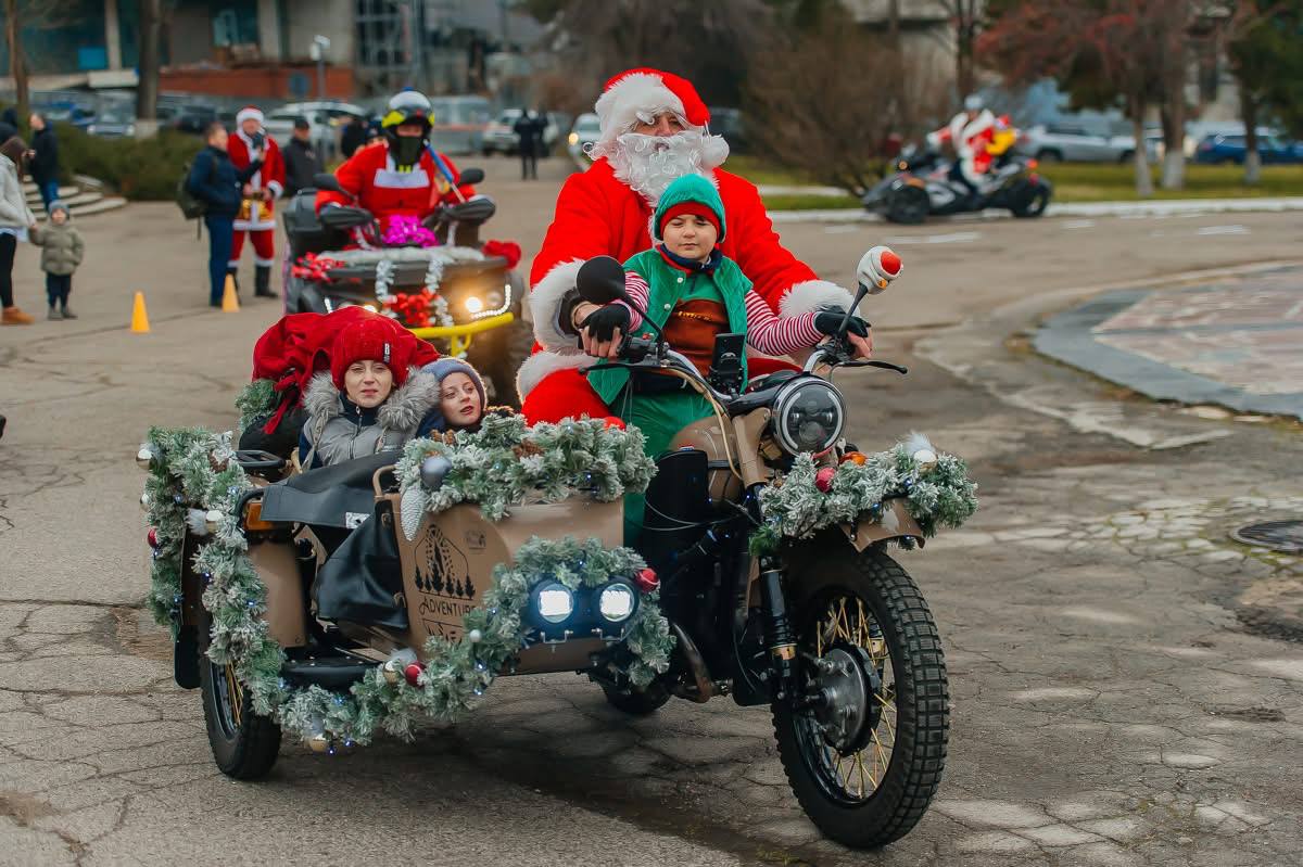 Parada Moșilor Crăciun pe motociclete. Peste 100 de bikeri au împărțit daruri pentru cei mici