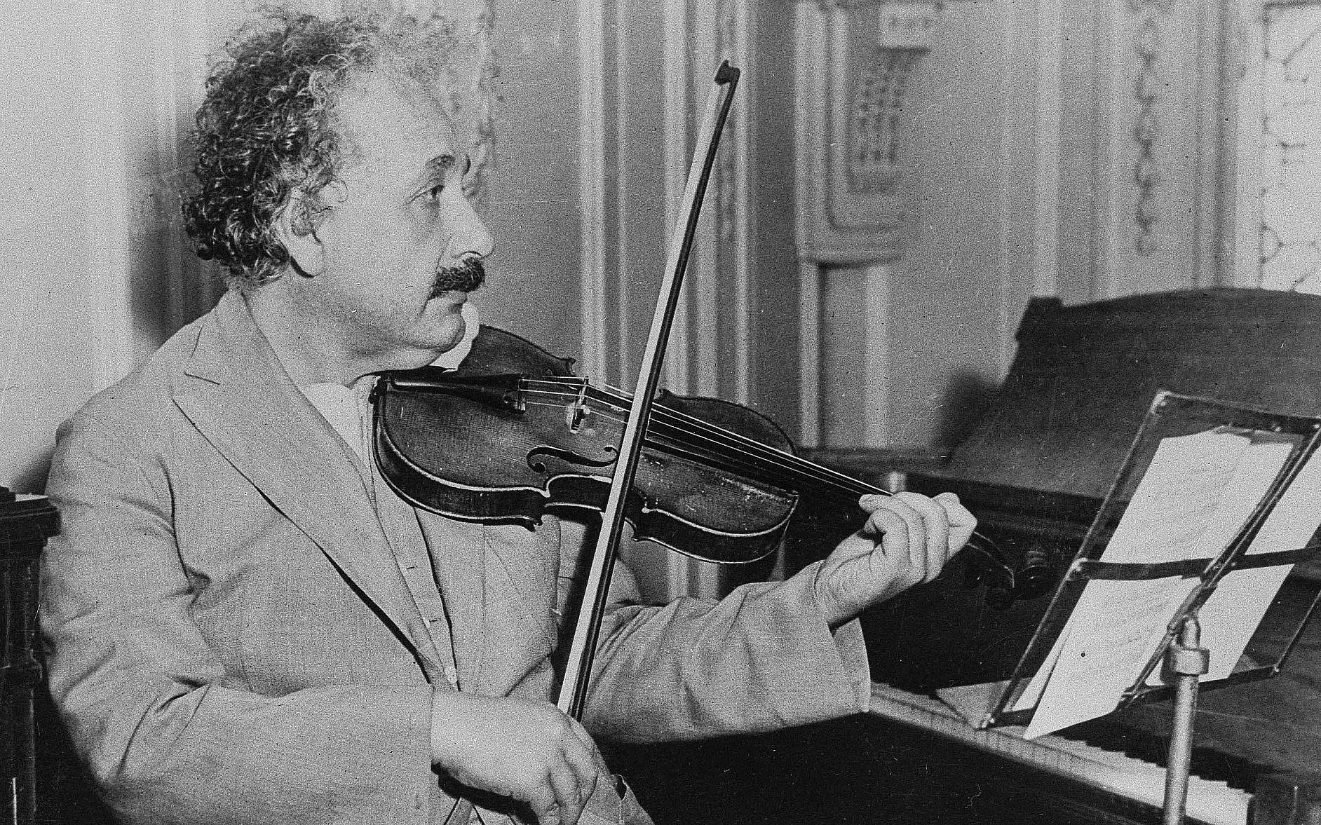 Albert Einstein cântând la vioară