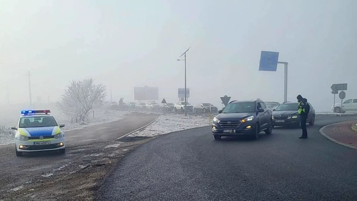 Un autoturism a luat foc în mers. Traficul, îngreunat la intrarea în Rânca