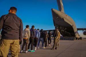 Planul lui Trump pentru deportări rapide către țări terțe, oprit de un judecător federal