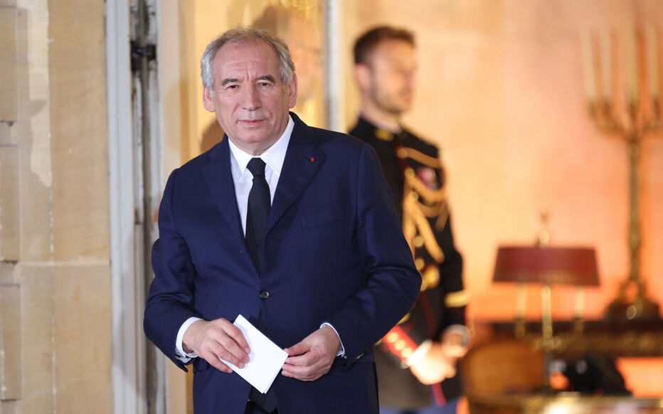 Extrema stângă din Franța îi cere noi concesii lui Bayrou