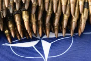 Arsenal în expansiune. Noul aliat NATO face achiziții masive de muniție