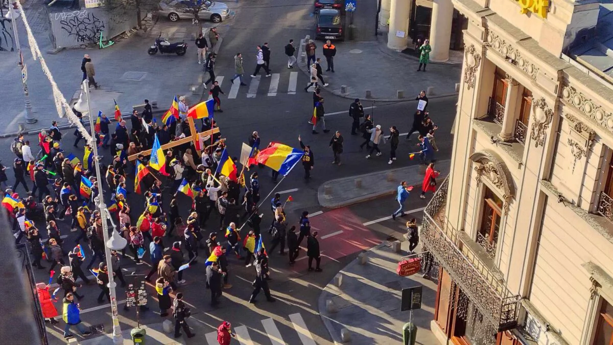 Protestul organizat de Călin Georgescu. Cinci manifestanți acuzați de distrugere, duși la audieri