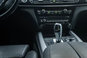 Greșeala pe care toți șoferii o fac la semafor. Atrage amenzi usturătoare
