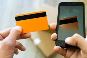 Escrocherie care lasă oamenii fără bani în cont. O femeie s-a trezit fără 30.000 de lei