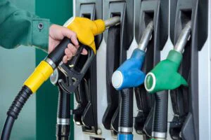 Carburanții continuă să se scumpească, după un val de ieftiniri. Cotațiile stabilite de ANRE