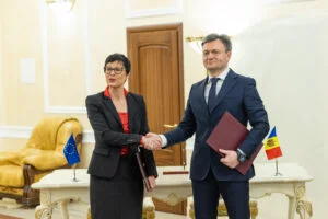 Marta Kos în Republica Moldova. A depus flori de 9 mai şi călătoreşte prin ţară