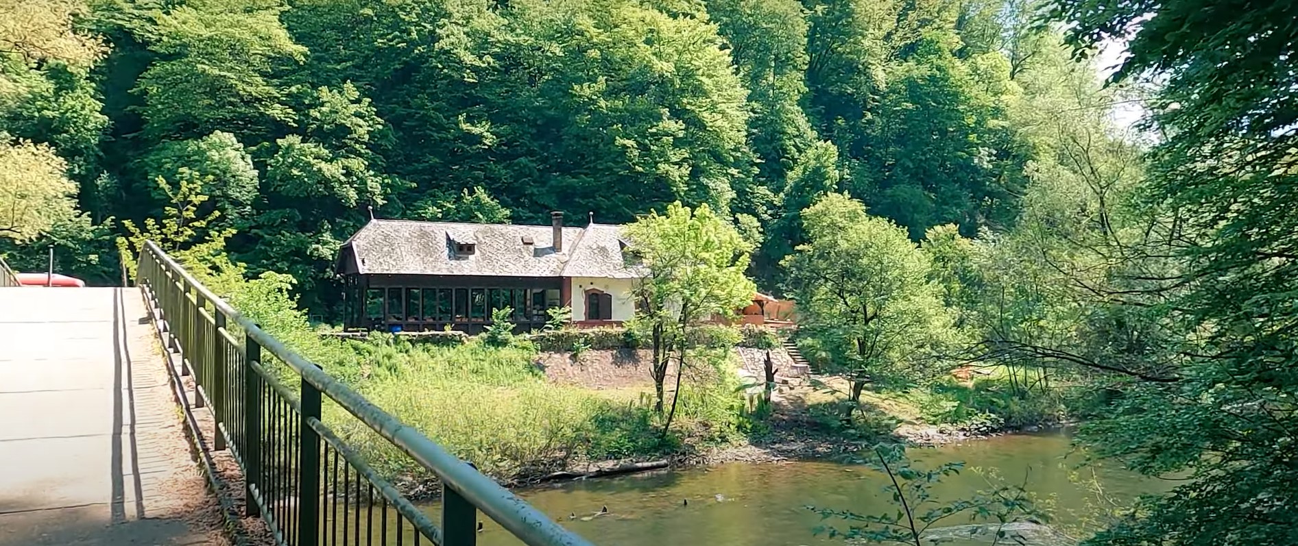 Cascada și Peștera Vadu Crișului