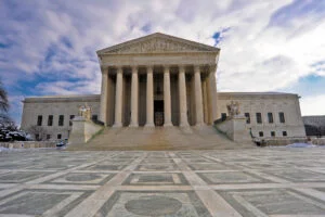 Victorie pentru Trump. Curtea Supremă permite reluarea deportărilor