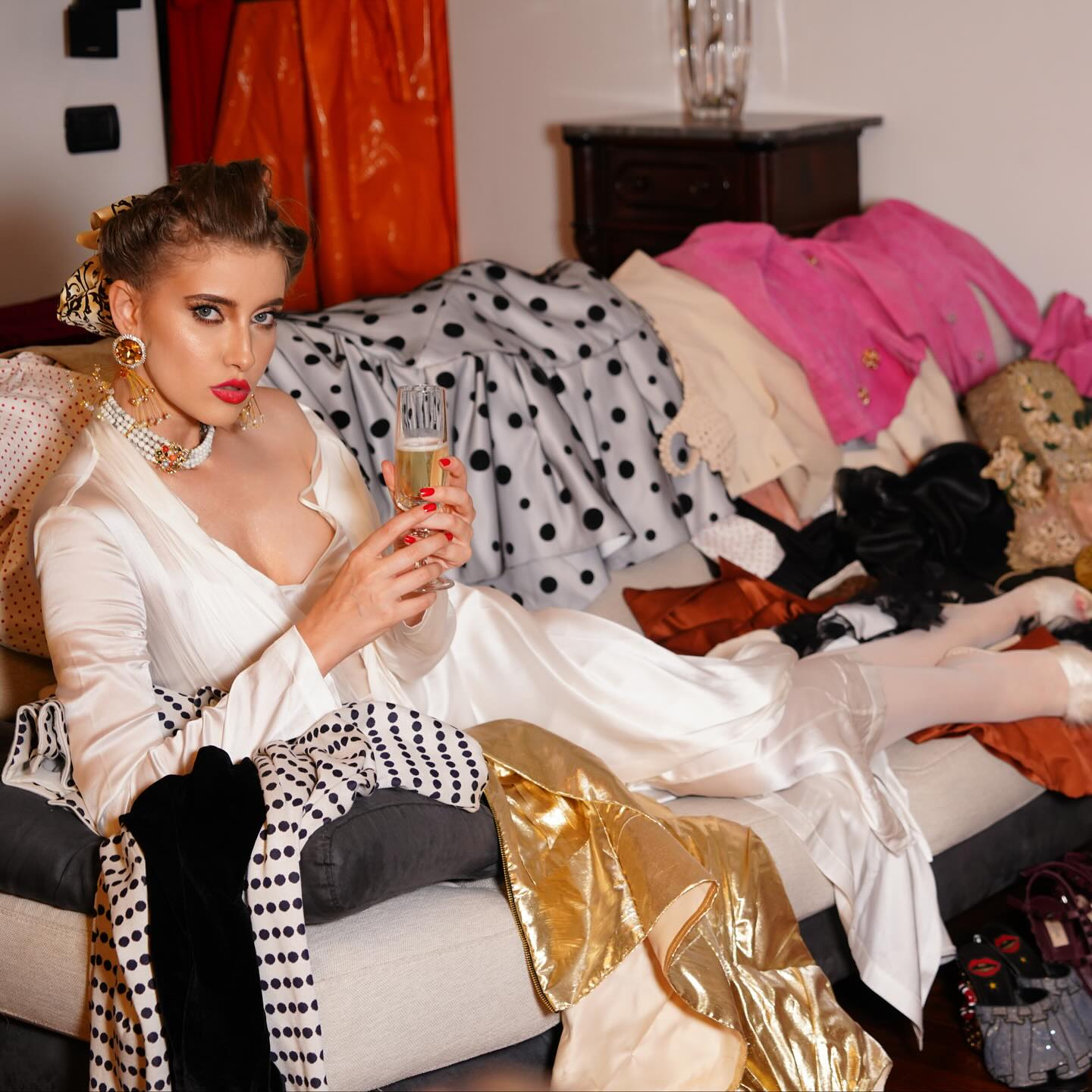 Perioadă dificilă pentru Iulia Albu. A cumpărat un etaj întreg, dar locuiește temporar la rude