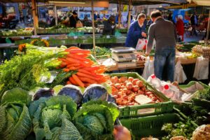 Cocktail de pesticide în farfurie. Topul celor mai contaminate alimente