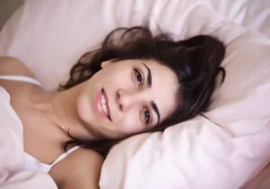 Urmele de pernă pe față arată că trebuie să schimbi rutina de îngrijire a pielii