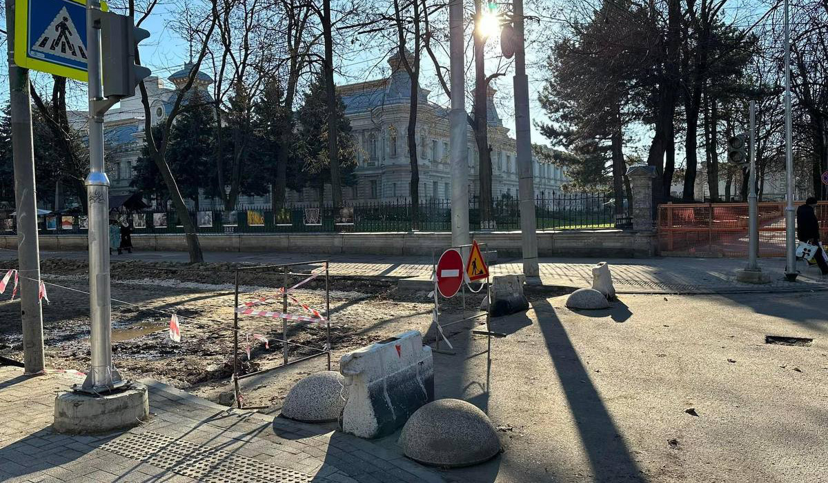 Strada cu istorie din Chișinău transformată în parcare și „abandonată”. Ce blochează lucrările la caldarâmul vechi de 100 de ani
