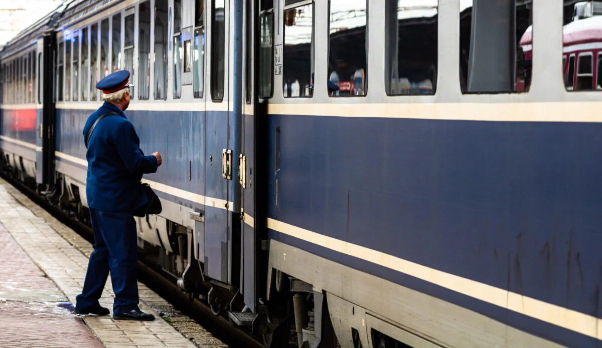 Incident grav în gară. Un bărbat cu arsuri a fost scos de sub un tren