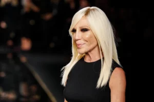 Donatella Versace și culisele din spatele retragerii. Schimbările pregătite de celebra casă de modă