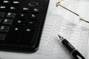 România, fruntașă la inflație în UE. Scumpiri record la fructe, servicii și transport