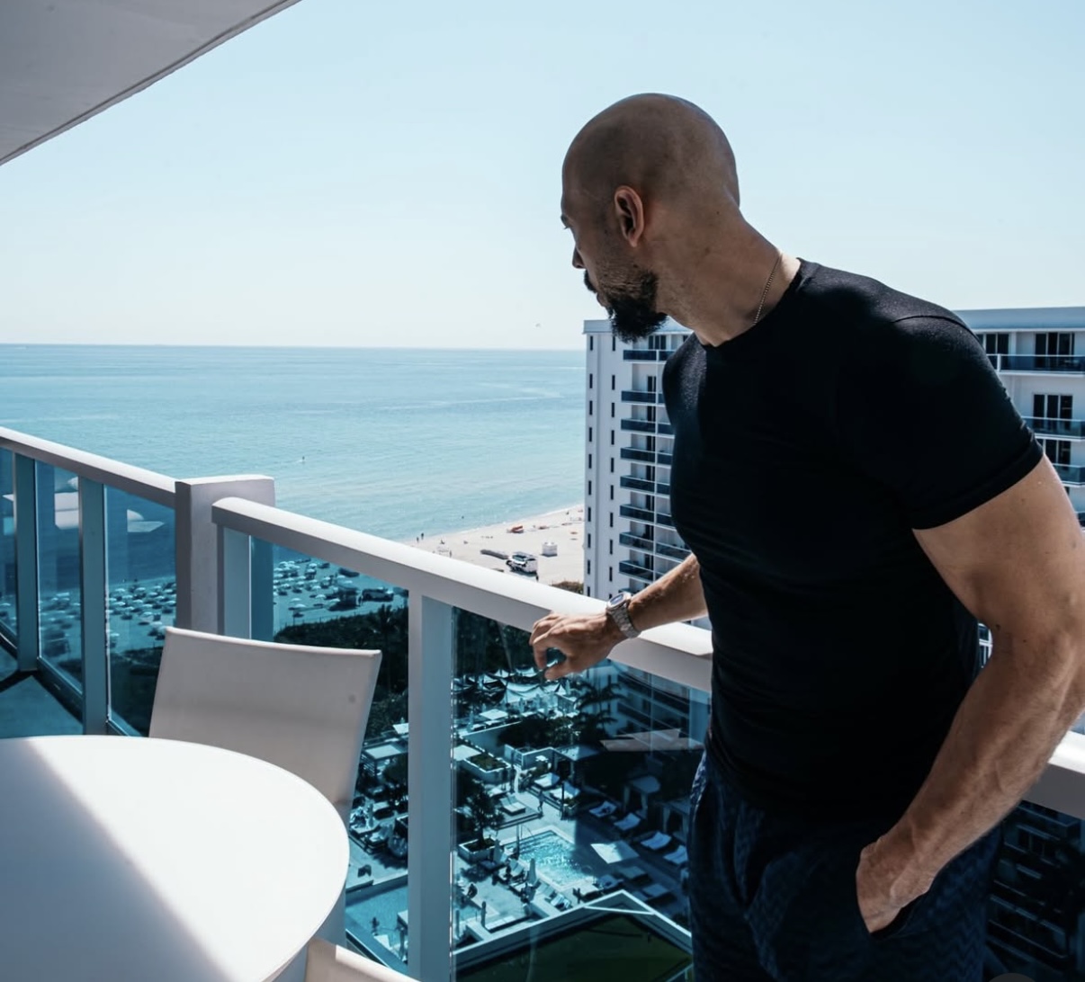 Andrew Tate, Surprins în Primele Imagini După Sosirea în America!