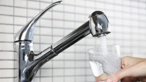 De ce este important să bem suficientă apă în fiecare zi, nu doar când ne este sete