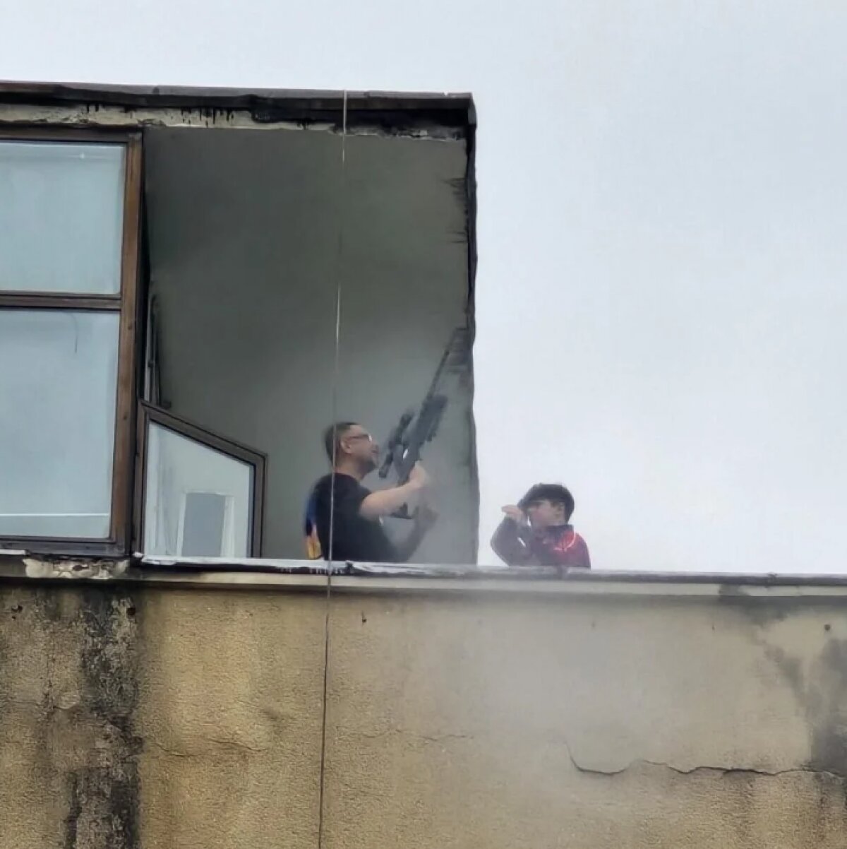 bărbat cu o armă de airsoft