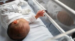 Nou-născutul dispărut dintr-o maternitate din Bacău, găsit în locuinţa unei tinere de 19 ani. Update