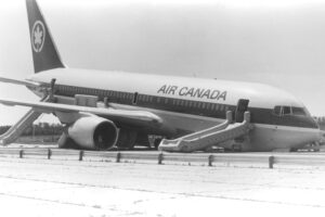 Accident aviatic fără victime. Cum a aterizat un Boeing 767 fără combustibil