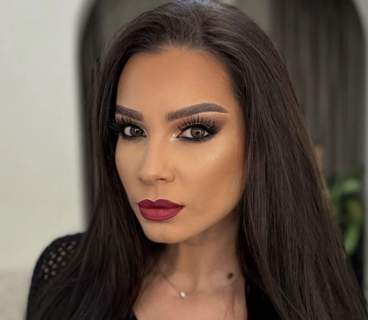 Iuliana Luciu, DJ într-un club de fițe din Capitală. Cine o susține