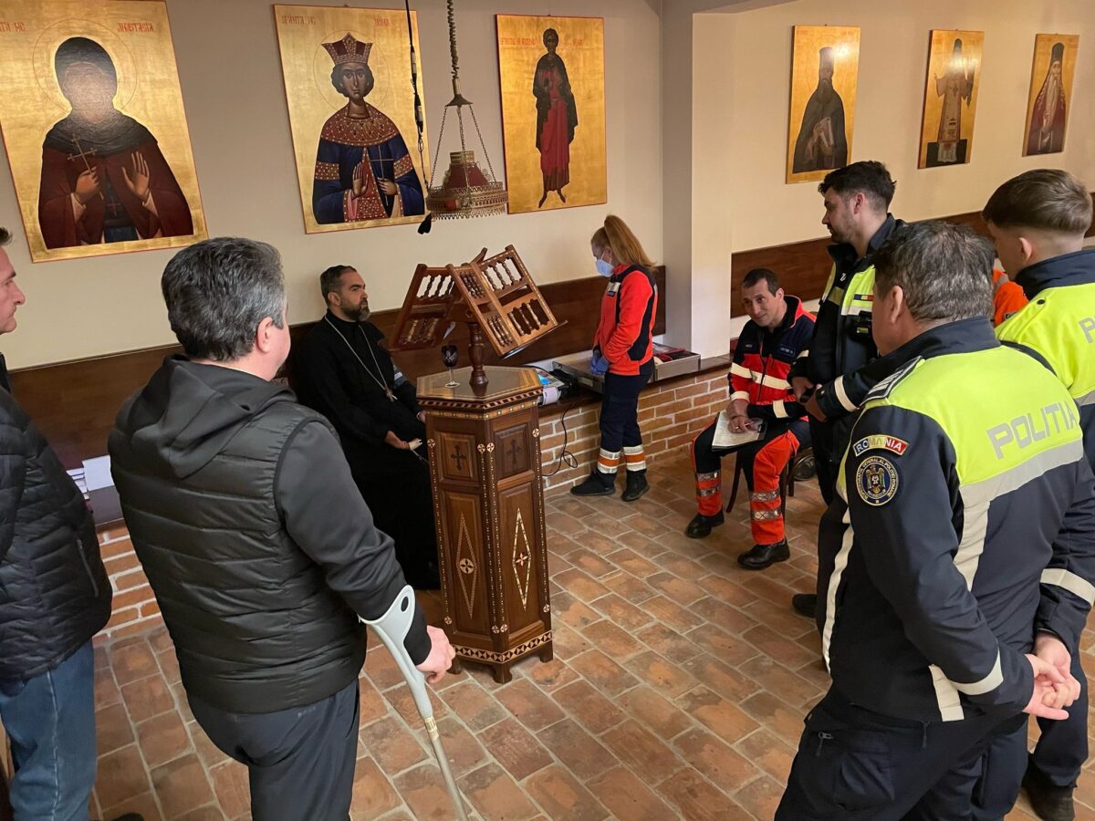 Preotul Ciprian Mega, evacuat din biserica pe care a construit-o