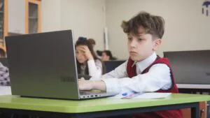 Examenele pentru elevii din clasele primare. Testele, susținute pentru prima dată în format digital