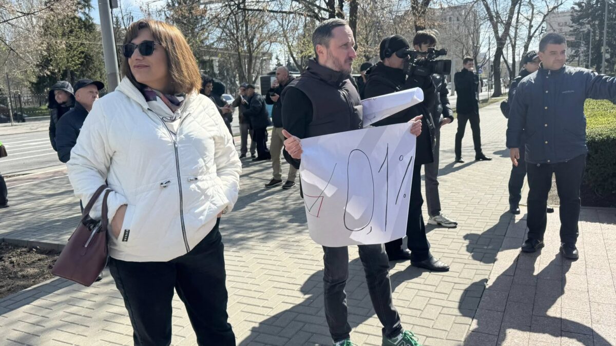 16 ani de la răscoala anticomunistă a tinerilor basarabeni. Protest şi anti-protest în faţa Parlamentului de la Chişinău. Video