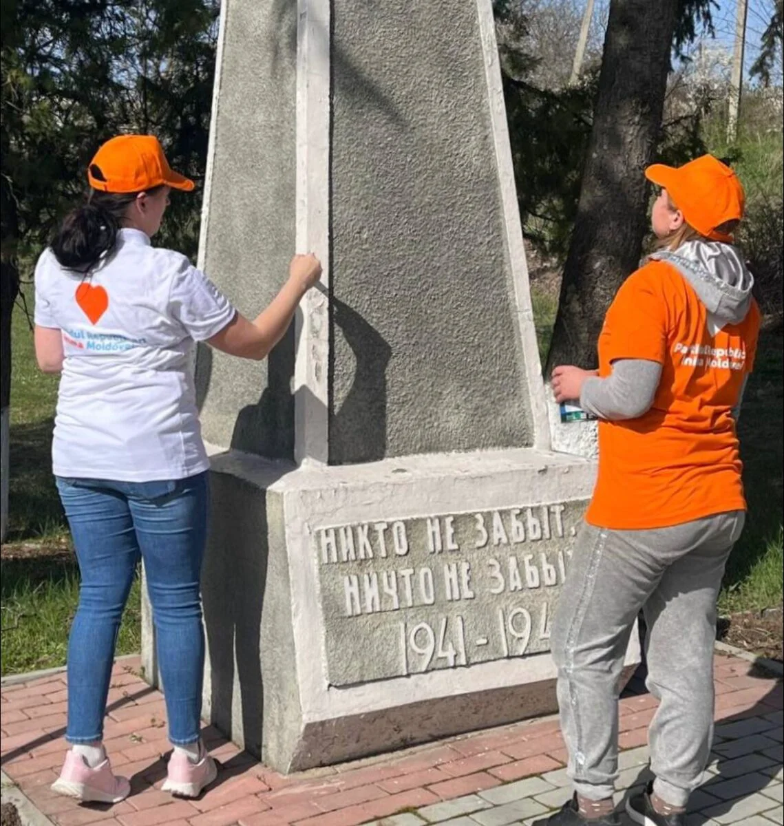 Îngrijirea unui monument dedicat ostaşilor sovietici