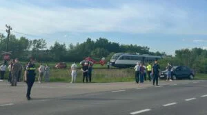 Accident înfiorător: Doi soți au murit striviți de tren. Motorul mașinii s-a oprit pe șine