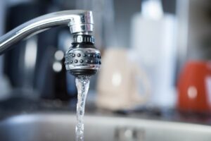 Apa dintr-un oraș al României, infestată cu o bacterie periculoasă. Ce arată analizele de laborator