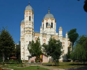 Bisericile și mănăstirile, refugii pe timp de caniculă. Ordinul dat de Patriarhia Română