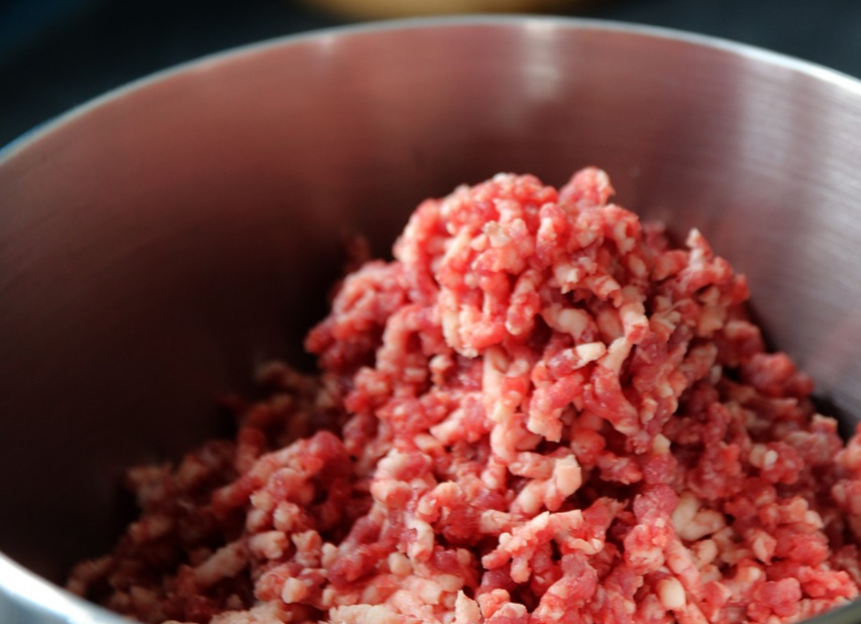 Cum trebuie dezghețată corect carnea tocată pentru a evita apariția bacteriilor