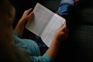 Absența lecturii în școala românească. Impactul asupra generațiilor viitoare