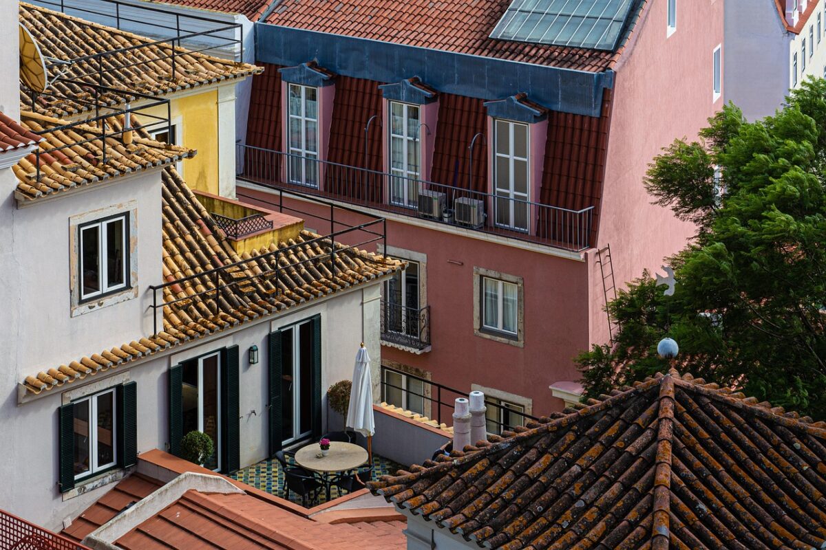 Un român și-a decorat casa o svastică. Sesizarea a fost făcută de un turist german 