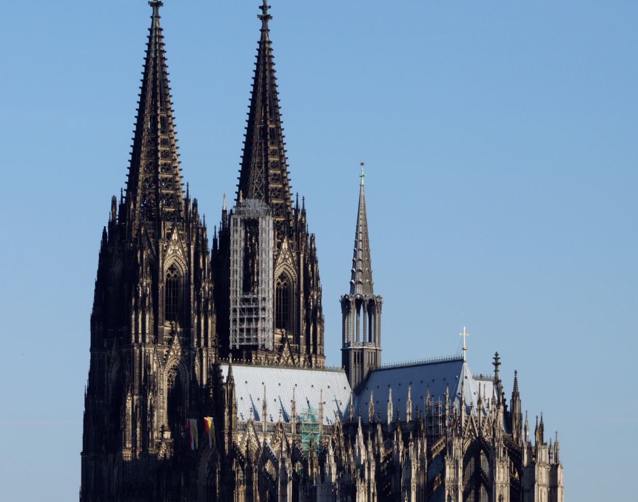 Caz bizar.  Șase persoane au încercat să se urce pe o catedrală celebră