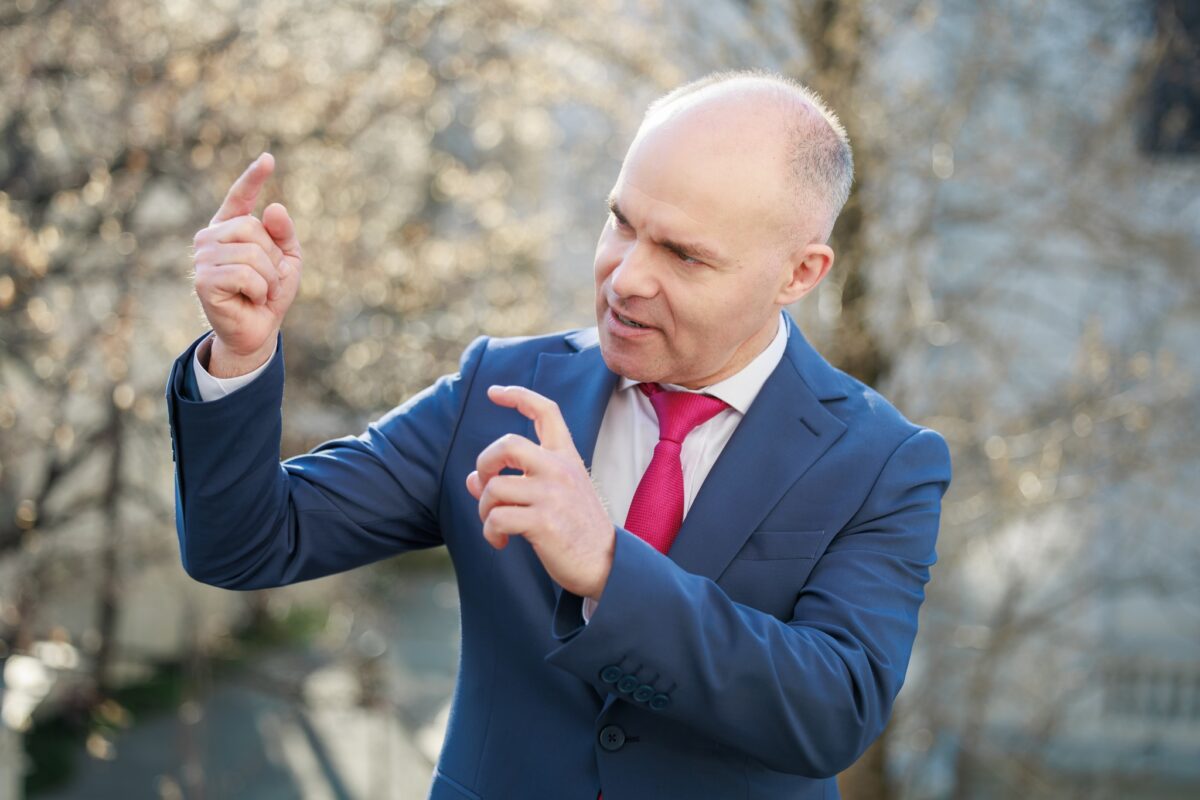 Funeriu și-a lansat programul pentru Educație: Vouchere de meditaţii şi reduceri de impozite