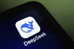DeepSeek, AI-ul chinezesc, adună și transferă ilegal date