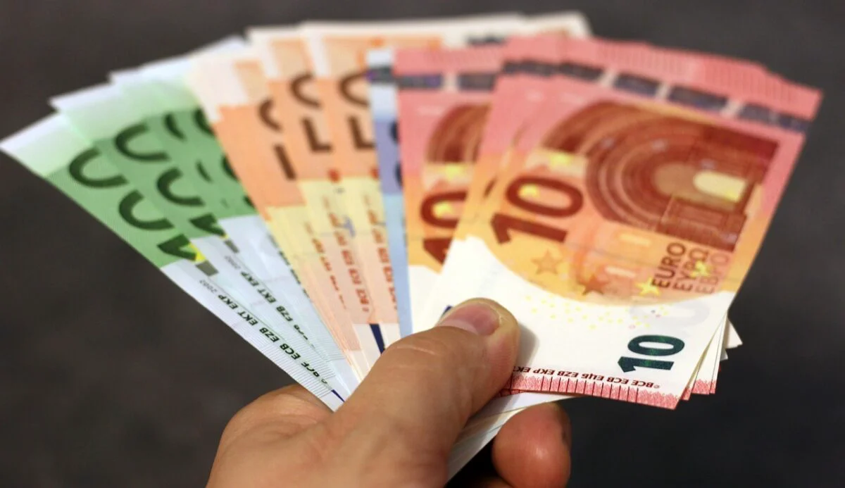 Ajutor de 200 de euro de la stat. Cine poate beneficia și ce condiții trebuie îndeplinite