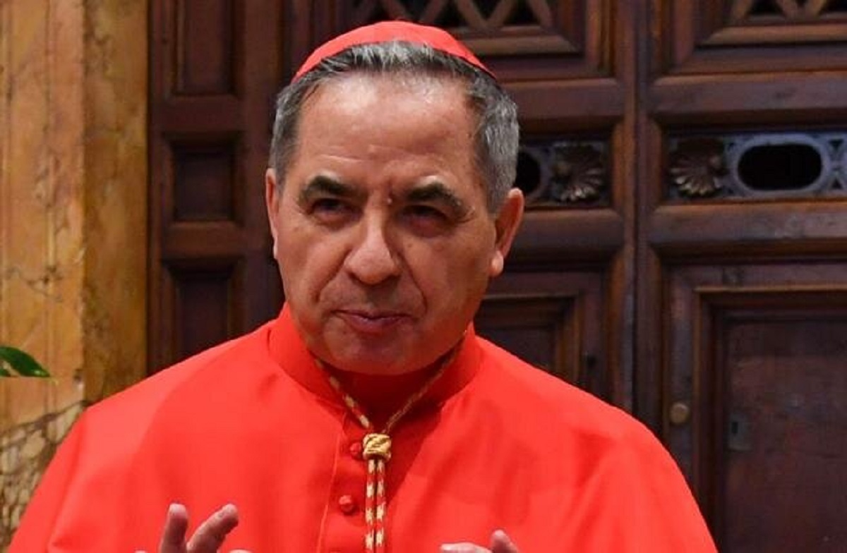 Becciu, cardinalul retrogradat de Papa Francisc, își revendică dreptul de a vota în Conclav