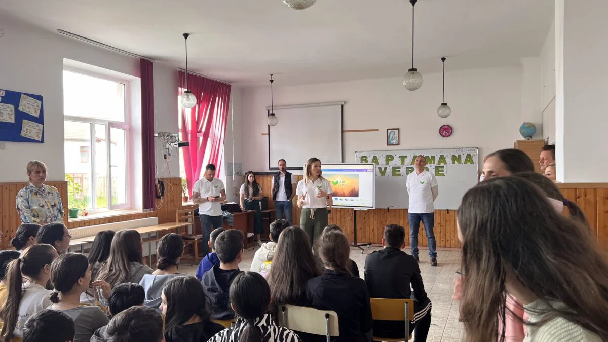 Voluntarii AREVDD și Simtel, alături de elevii din Vâlcănești: Educație pentru un viitor mai verde