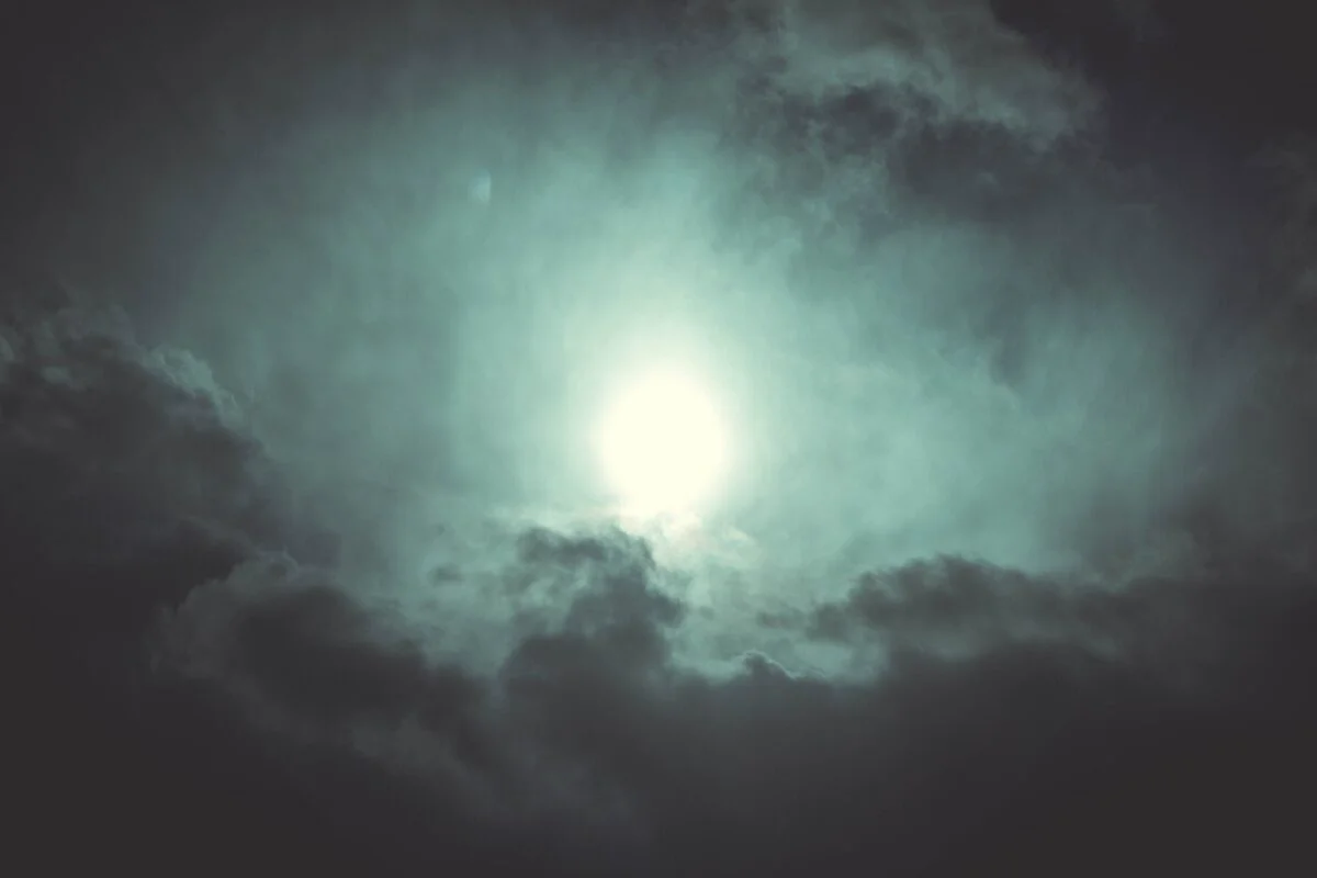 Alertă meteo de la ANM. Cer cu nuanțe ciudate, vântul se dezlănțuie