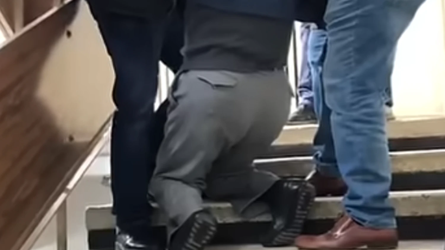 Imagini îngrozitoare la o policlinică. Un pacient cu probleme locomotorii, târât pe scări. Video